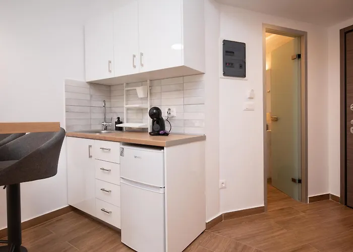 Gravity Downtown Balcony * Rhodes City